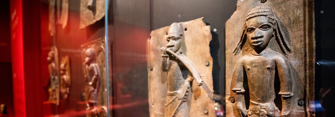 Reliefplatten aus Nigeria in der "Afrika" Ausstellung im Lindenmuseum in Stuttgart.