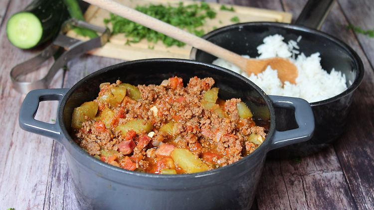 Geschmorte Gurken - schnell fertig: 15 Minuten Vorbereitung, 30 Minuten Kochen.