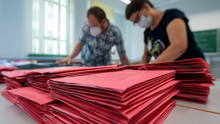 Wahlhelfer zählen Briefwahlstimmen aus: Es dürften dieses Jahr mehr als beim vergangenen Urnengang sein.