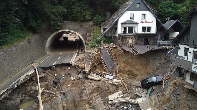 Die Bundesstraße, die durch das Ahrtal führt, ist bei Altenahr hinter einem Tunnel durch die Flut weggerissen worden. 