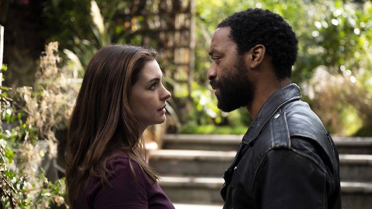 Linda (Anne Hathaway) und Paxton (Chiwetel Ejiofor) stehen vor den Scherben ihrer Beziehung
