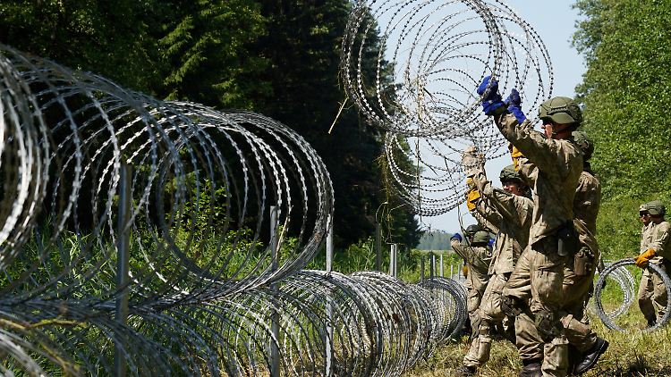 Litauische Soldaten sichern die Grenze zu Belarus. mit Stacheldraht. Die Ukraine liefert Nachschub.