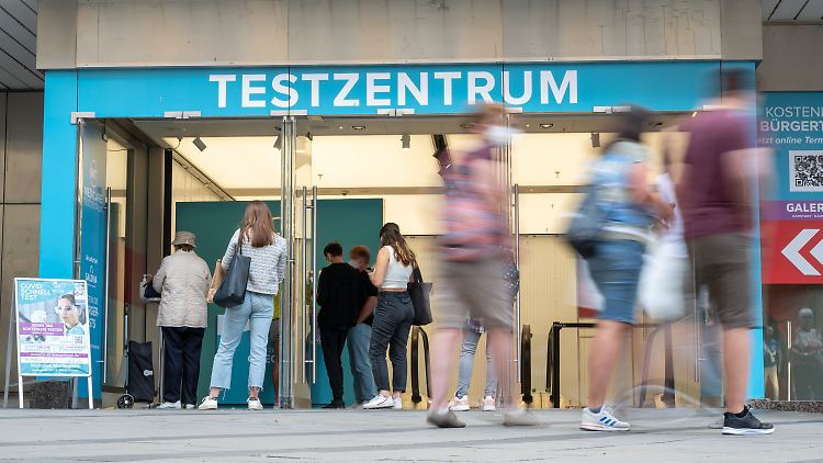 Auch Geimpfte sollten sich testen lassen, empfiehlt das RKI.