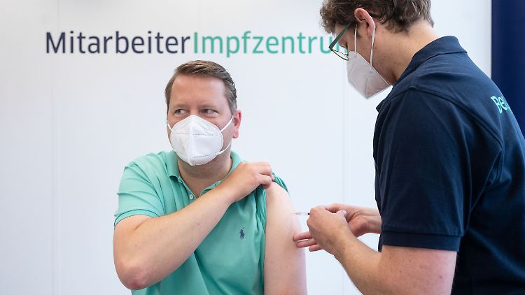 Rund ein Drittel der Unternehmen mit Betriebsarzt planten eigene Impfangebote für ihre Mitarbeiter.
