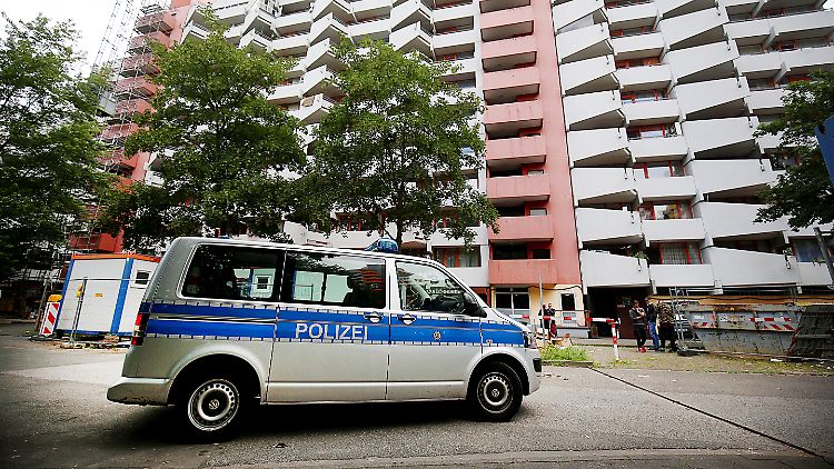 Am 13. Juni 2018 nimmt die Polizei den Ehemann von Yasmin H. in Köln-Chorweiler fest.