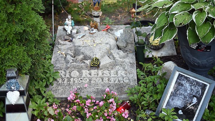 Das Grab von Rio Reiser auf dem Alten St.-Matthäus-Kirchhof in Berlin-Schöneberg: Es bekommt nun den Status eines Ehrengrabs.