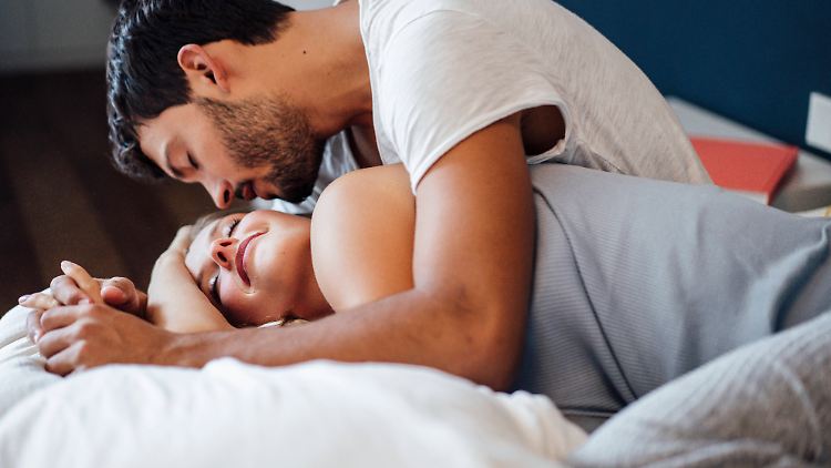 Im Bett machen sich viele Männer Druck.