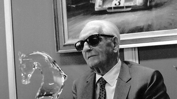 Enzo Ferrari 1983 an seinem Schreibtisch in der Ferrarifabrik in Maranello.
