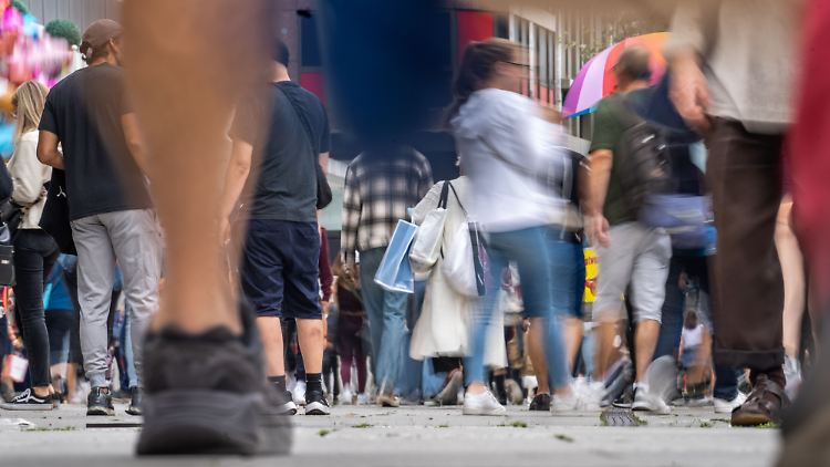 Auch wenn viele Preise stark gestiegen sind - eine dauerhaft hohe Inflation erwartet die Bundesregierung nicht.