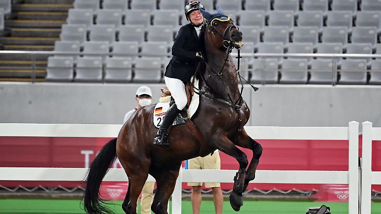 Annika Schleu und das ihr für den Olympischen Modernen Fünfkampf zugeloste Pferd.