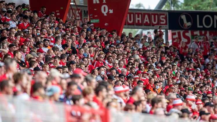 Wie hier beim Vorbereitungsspiel von Union Berlin gegen Athletic Bilbao kann es in den Bundesliga-Stadien wieder etwas enger werden.