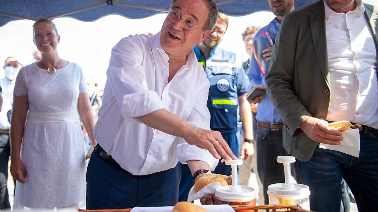 Currywurst ist wieder in, aber hier wird gerade eine Bratwurst mit Ketchup bedeckt.
