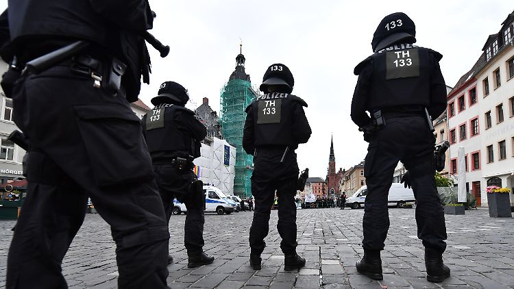 Das Innenministerium erinnerte die Beamten im Freistaat nochmals daran, wem sie bei ihrer Vereidigung die Treue geschworen haben.