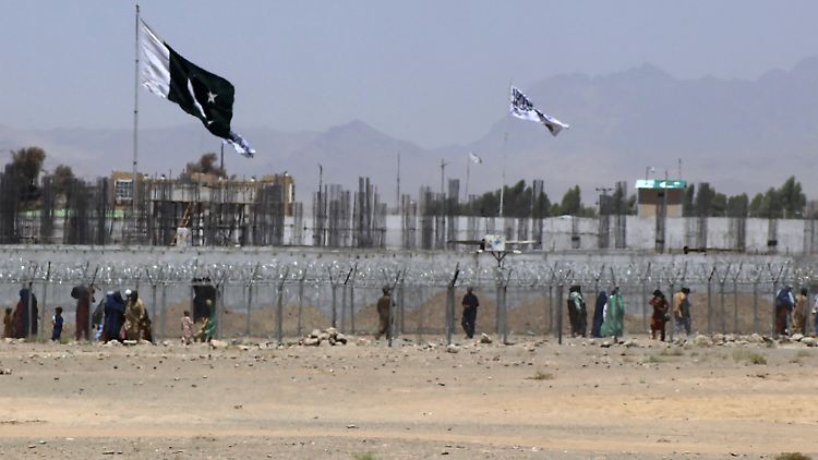In Lebensgefahr: Das Nachbarland Pakistan hat seinen Grenzübergang Chaman inzwischen für Flüchtende geöffnet.