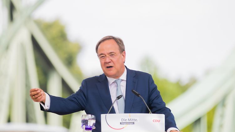 "An einer Stelle greift die Hilfe der Bundesregierung noch zu kurz", sagt Ministerpräsident Laschet.