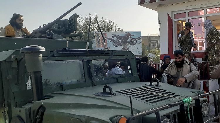 Die Taliban-Kämpfer verfügen durch ihre Eroberungen auch über gepanzerte Fahrzeuge wie diesem Humvee oder Helikopter. 