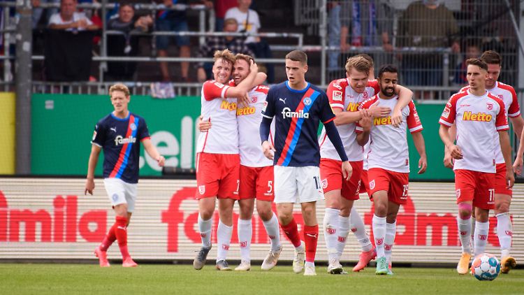 Jahn Regensburg kommt aus dem Jubeln nicht mehr raus. 