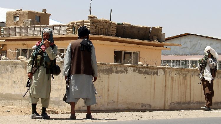Taliban halten Wache in der Stadt Ghazni, südwestlich von Kabul.