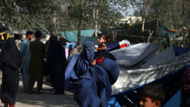 In Kabul gibt es Zeltlager mit Menschen, die vor den Taliban geflohen sind. Manche davon sollen ausgeflogen werden.