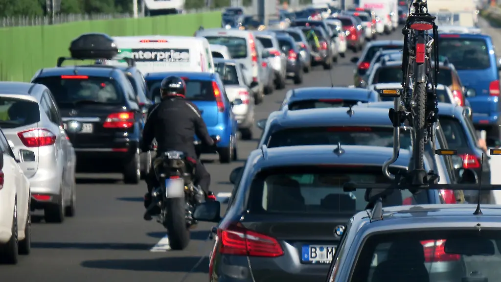 Nein-so-nicht-Das-Befahren-einer-Rettungsgasse-ist-verboten-auch-fuer-Motorradfahrer