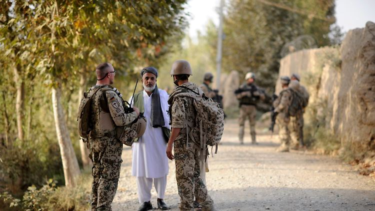 Ohne Dolmetscher (r.) wären Bundeswehr und Reporter in Afghanistan aufgeschmissen gewesen.