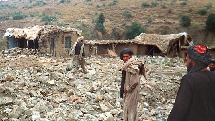 Soldaten der Taliban inspizieren 1998 ein Lager, das von einer US-Rakete zerstört wurde. 