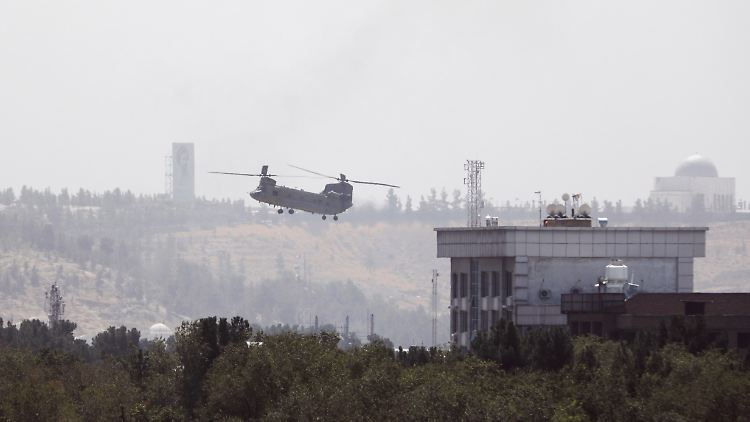 Ein Chinook-Hubschrauber über Kabul - drei solcher Modelle setzten die USA zuletzt ein, um 169 Menschen von einem Hotel abzuholen. 