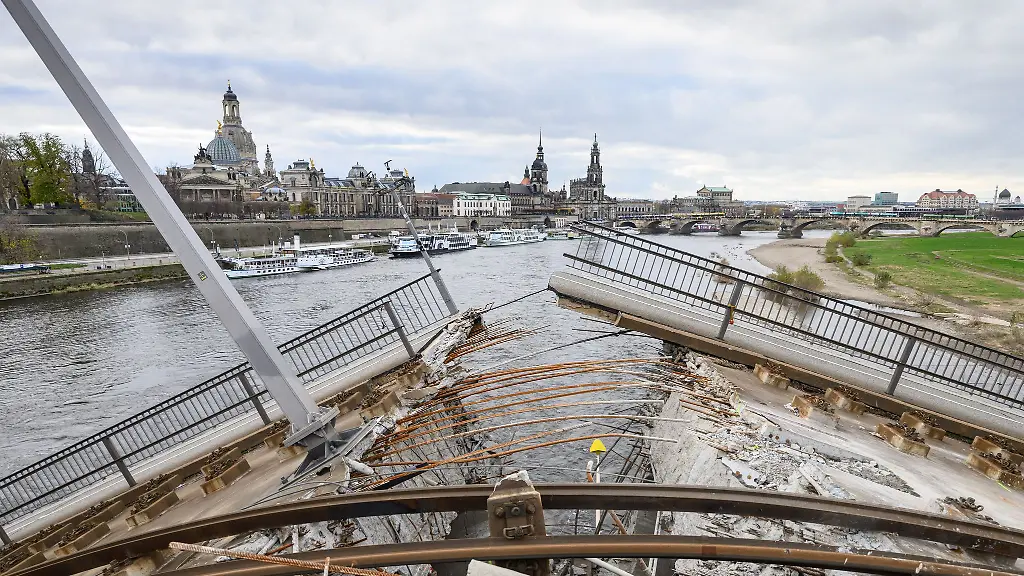 Die-Fahrrinne-unter-der-Carolabruecke-soll-wiederhergestellt-werden