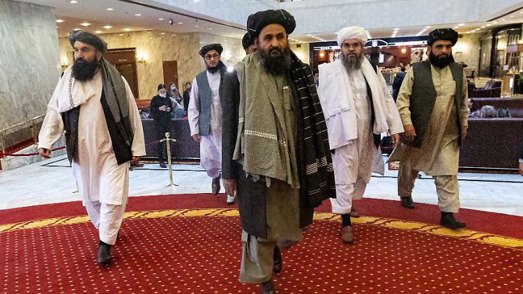 Mullah Baradar (Mitte) bei Friedensverhandlungen in Moskau im vergangenen März