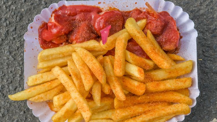 So muss es sein: Currywurst mit Pommes vom Imbiss.