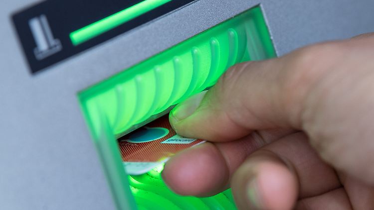 Gratis war einmal. In der Zinsflaute drehen Kreditinstitute immer weiter an der Gebührenschraube.