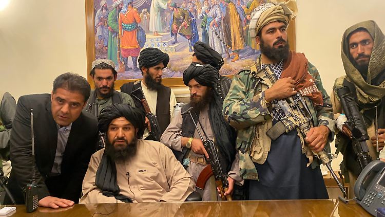 Kämpfer der Taliban nach Eroberung des Präsidentenpalastes in Kabul.