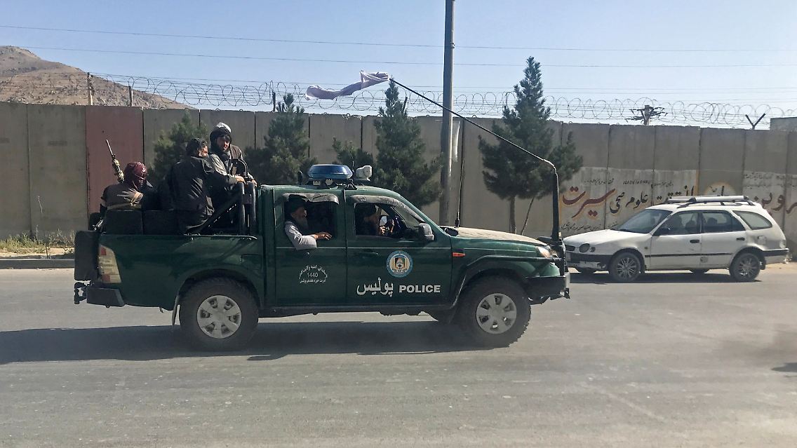 Dann geht alles ganz schnell: Während Afghanistans Innenminister noch am Sonntagvormittag davon spricht, dass die Hauptstadt Kabul sicher sei, dringen ...