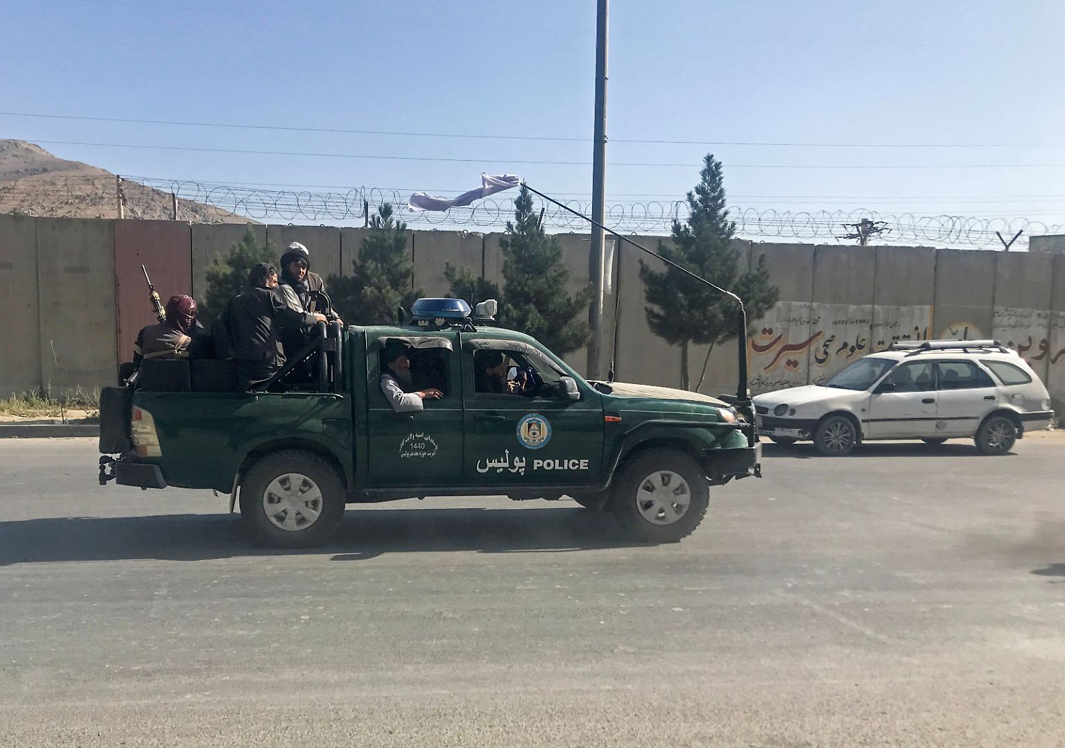 Dann geht alles ganz schnell: Während Afghanistans Innenminister noch am Sonntagvormittag davon spricht, dass die Hauptstadt Kabul sicher sei, dringen ... 