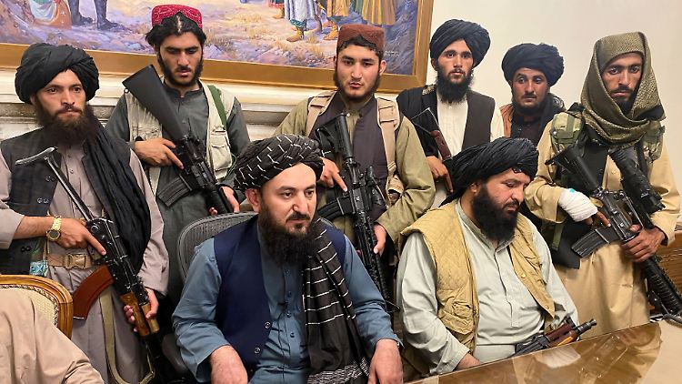 Nach der Flucht von Präsident Ghani marschieren Kämpfer der Taliban auch im Regierungssitz in Kabul ein. 