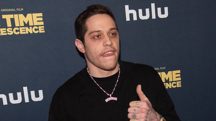 Pete Davidson hat ein Händchen für berühmte Frauen.