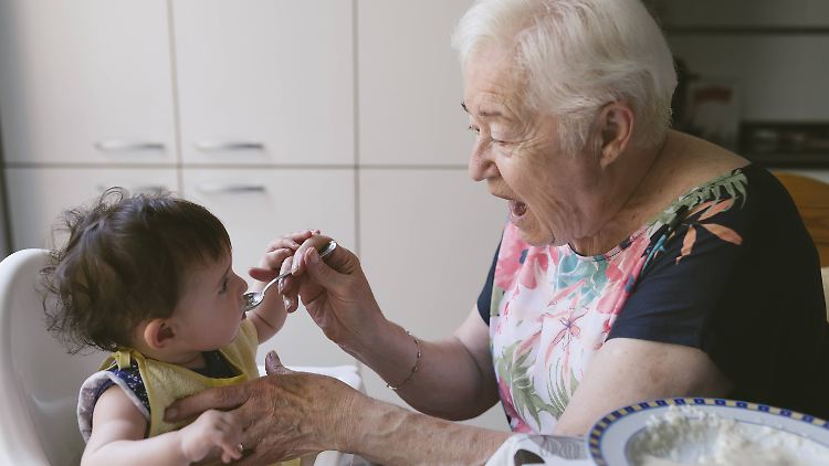 Oma und Enkel unterscheiden sich in ihrem Stoffwechsel deutlich - ein Baby verbrennt Kalorien viel schneller als ein alter Mensch.