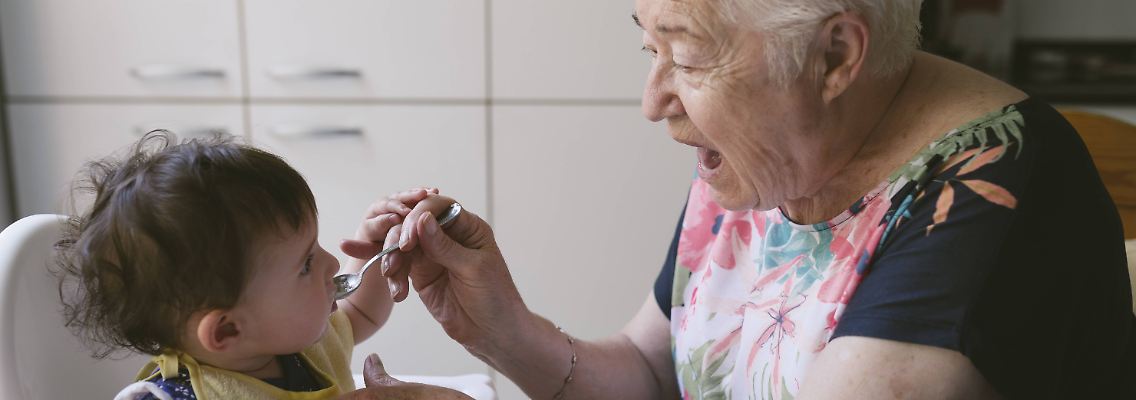 Oma und Enkel unterscheiden sich in ihrem Stoffwechsel deutlich - ein Baby verbrennt Kalorien viel schneller.