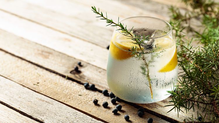 Den charakteristischen Geschmack hat Gin der Aromatisierung mit Wacholderbeeren zu verdanken.