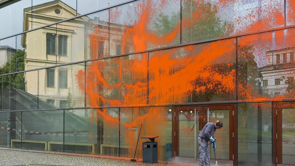 Vor-gut-einem-Jahr-beschmierten-die-Aktivisten-die-Glasfassade-der-Uni-Halle-nun-wurden-sie-vom-Amtsgericht-verurteilt