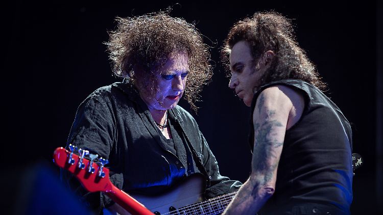 Ist zwischen ihnen etwas vorgefallen? Robert Smith (l.) und Simon Gallup