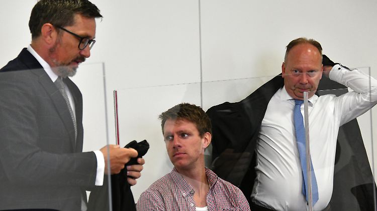 Schneider (m.) mit seinen beiden Anwälten im Gerichtssaal.