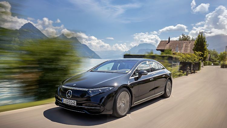 Mit dem EQS hat Mercedes neue Maßstäbe für rein elektrisch betriebene Fahrzeuge gesetzt.