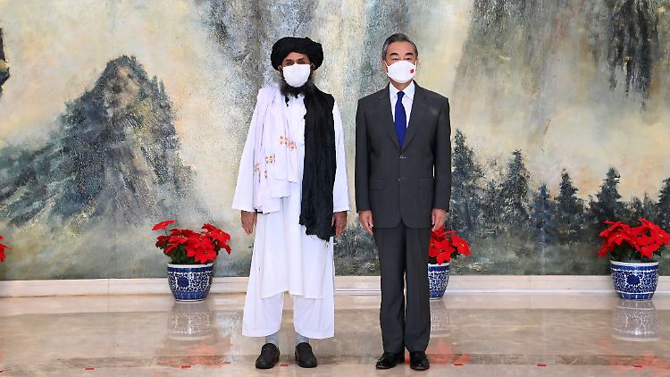 Wang Yi (r), Außenminister von China, und Mullah Abdul Ghani Baradar, afghanischer Führer der Taliban, trafen sich bereits vor mehreren Wochen.