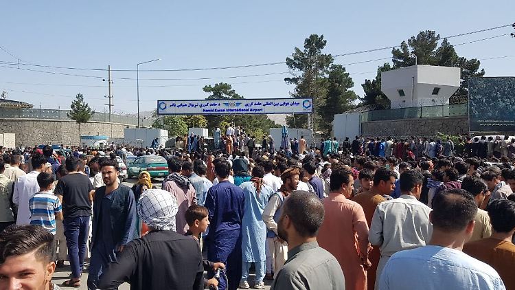 Menschenmassen versammelten sich am Flughafen in Kabul, in der Hoffnung das Land verlassen zu können.