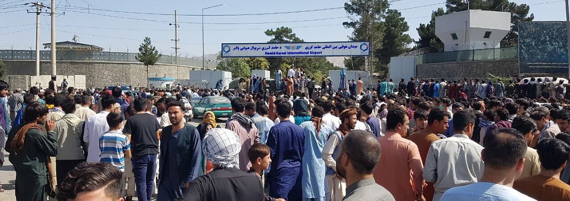 Menschenmassen versammelten sich am Flughafen in Kabul, in der Hoffnung das Land verlassen zu können.