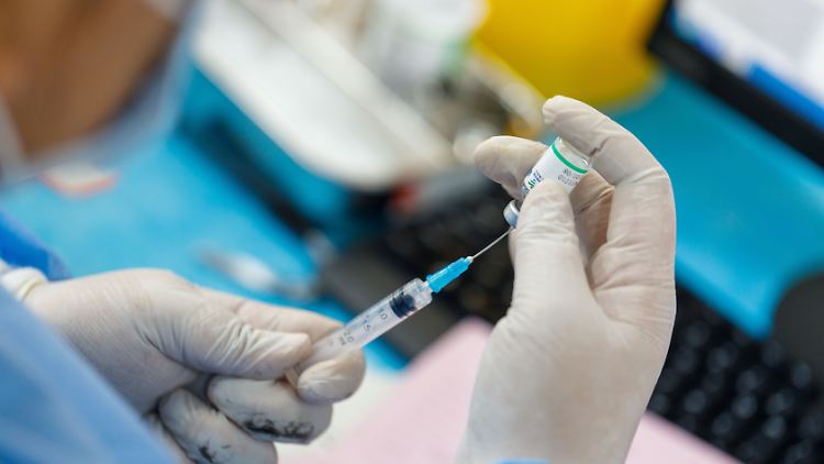 Mit der Impfung sollte man nicht mehr lange warten, sagt Epidemiologe Timo Ulrichs.
