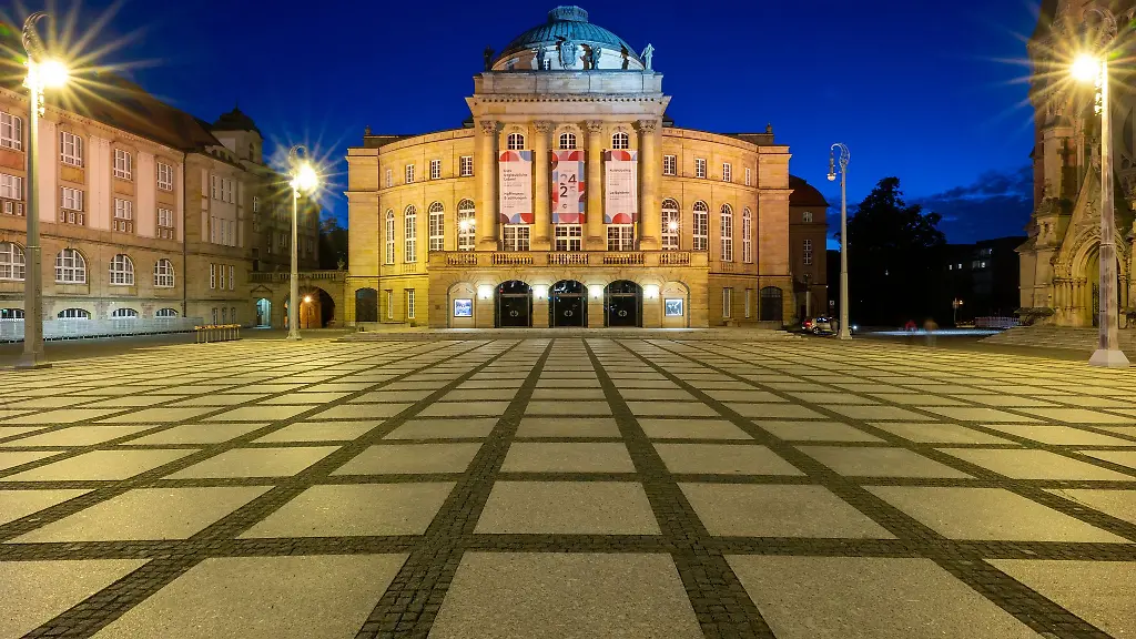 Musik-vor-historischer-Kulisse-Die-Robert-Schumann-Philharmonie-will-mit-einer-Sommerkonzertreihe-auf-dem-Chemnitzer-Theaterplatz-Musikfans-begeistern-Archivbild