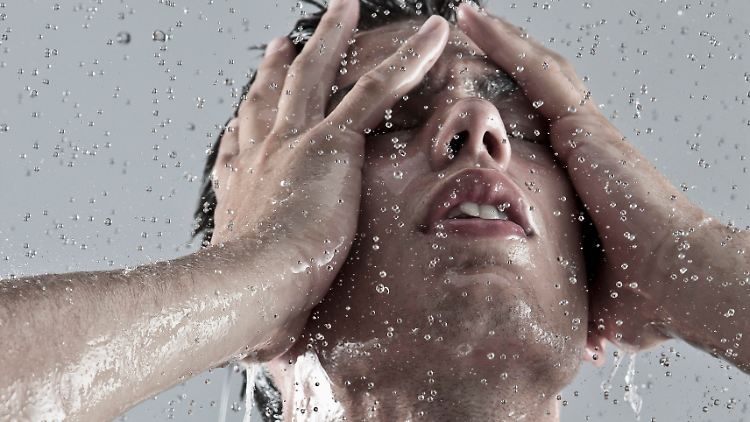 Im Sommer etwas kühler duschen - so einfach kann Energiesparen sein.