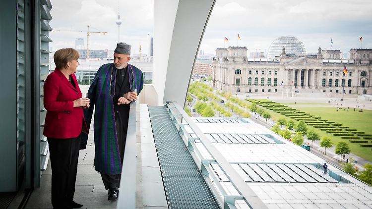 Angela Merkel und der damalige afghanische Präsident Hamid Karsai im Jahr 2012 in Berlin.